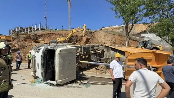 Beykoz'da Hafriyat Kamyonu Devrildi: Kabinde Sıkışan Şoförü İtfaiye Kurtardı
