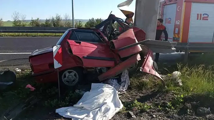 Bolu'da Kahreden Kaza: Otomobil Yön Tabelasına Çarptı, Karı Koca Öldü, 6 Yaşındaki Çocukları Ağır Yaralı