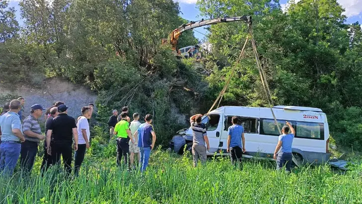 Burdur'da Tarım İşçilerini Taşıyan Minibüs Şarampole Yuvarlandı: 2'si Ağır 8 Yaralı