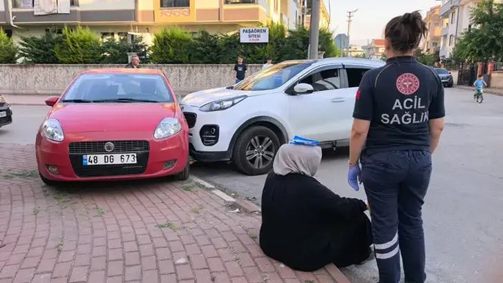 Bursa'da Kontrolsüz Kavşakta Feci Kaza: Cipin Çarptığı Otomobil Kaldırıma Sürüklendi, 4 Yaralı