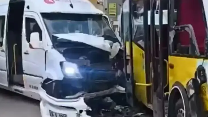 Bursa'da Korkutan Kaza: Servis Minibüsü ile Özel Halk Otobüsü Çarpıştı, 5 Yaralı