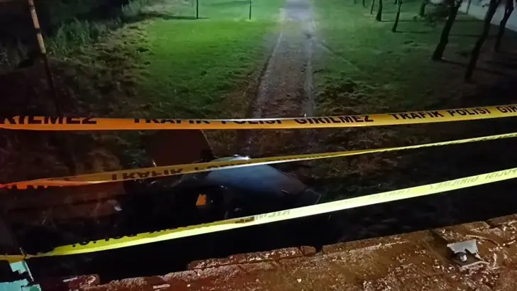Bursa'da Navigasyon Faciası: Yanlış Yönlendirilen Otomobil Dere Yatağına Uçtu, 1 Yaralı