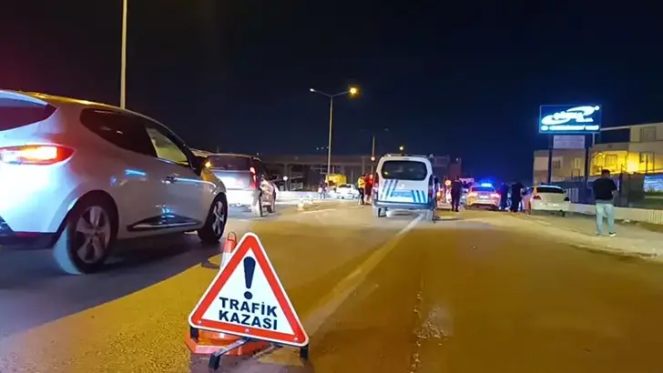 Bursa'da Otomobil Servis Midibüsüne Arkadan Çarptı: 6 Yaralı