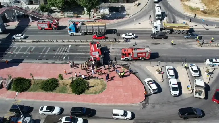 Büyükçekmece'de Yangına Giden İtfaiye Aracı Devrildi: 3 İtfaiye Eri Yaralandı