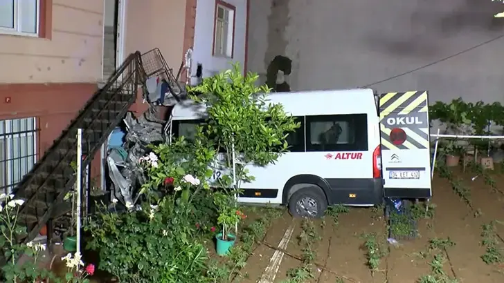 Çekmeköy'de Servis Minibüsü Bahçeye Uçtu: 1 Yaralı