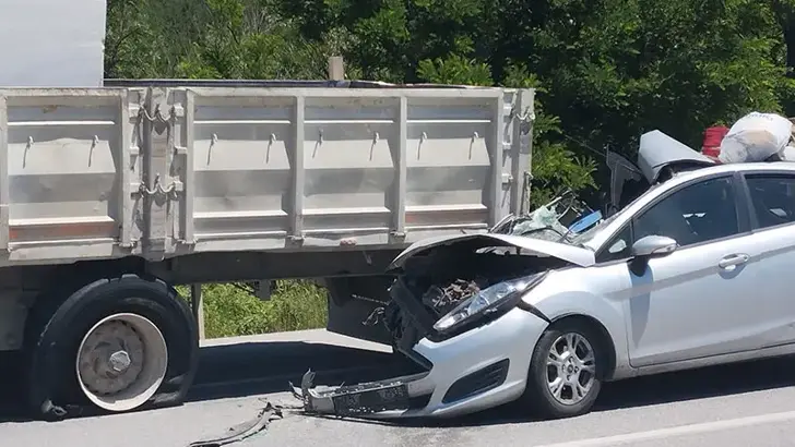 Çorum'da Korkutan Kaza: TIR'a Arkadan Çarpan Otomobilde 4 Kişi Yaralandı