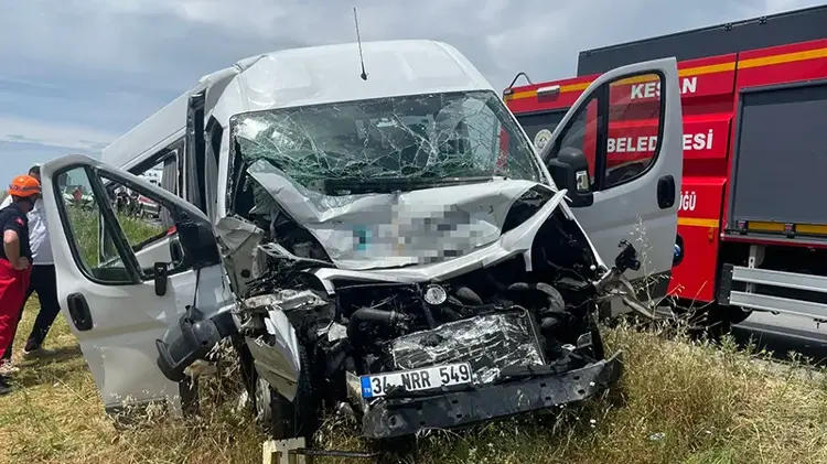 Edirne'de Feci Kaza: Personel Servisi Tankere Çarptı, 16 Yaralı