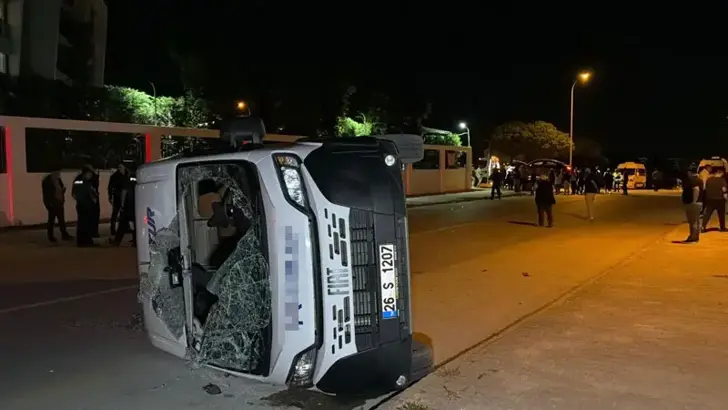 Eskişehir’de Korkutan Kaza: Otomobilin Çarptığı İşçi Servisi Devrildi, 7 Yaralı