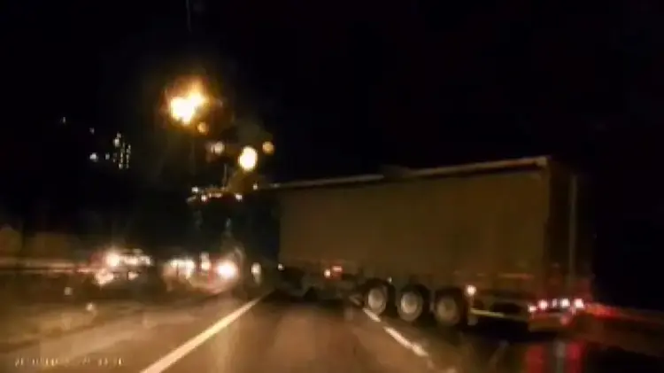 Gemlik'te Makaslayan TIR, Bursa-Yalova Karayolunu Felç Etti
