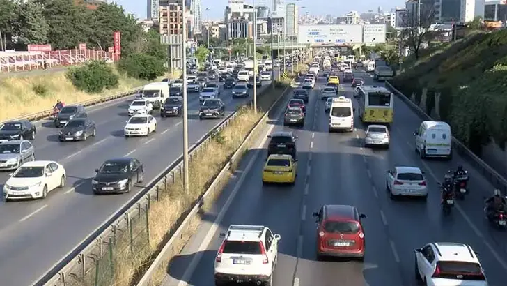 İstanbul'da Haftanın İlk İş Gününde Trafik Çilesi: Yoğunluk Yüzde 63'e Ulaştı