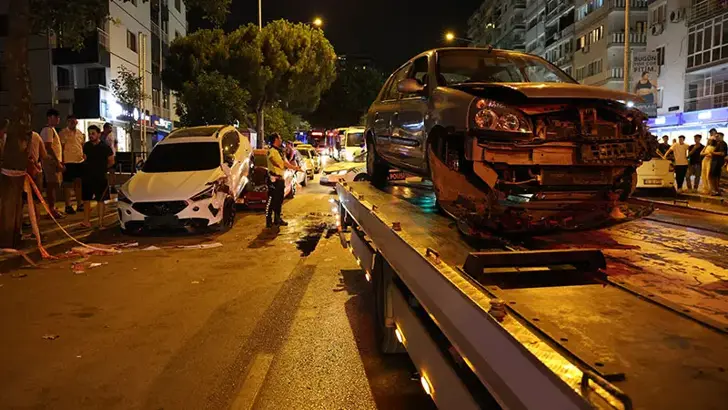 İzmir'de Direksiyon Başında Kalp Krizi: Park Halindeki Araçlara Çarpan Sürücü Hayatını Kaybetti