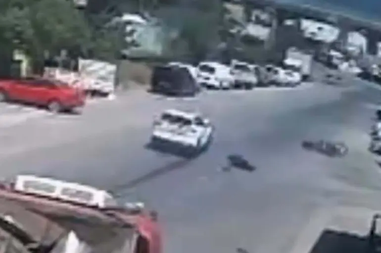 İzmir'de Ehliyetsiz Çocuk Sürücü Dehşeti: Motosiklet Sürücüsü Ağır Yaralandı