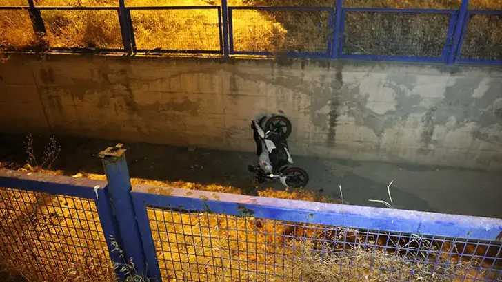 İzmir'de Motosiklet Eğitimi Faciası: Dereye Uçan 3 Çocuk Annesi Hayatını Kaybetti