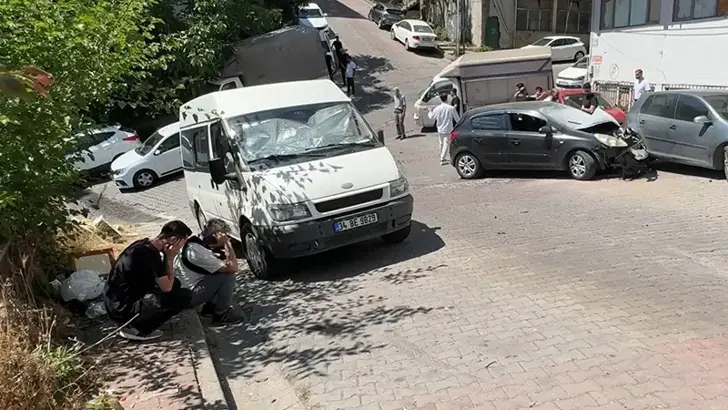 Kağıthane'de Park Halindeki Otomobil Yokuştan Kaydı: 3 Araca Çarptı, Sahibi Çaresizce İzledi