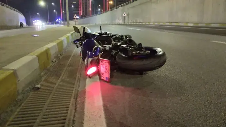 Karabük'te Feci Kaza: Aydınlatma Direğine Çarpan Motosikletteki 2 Üniversite Öğrencisi Hayatını Kaybetti