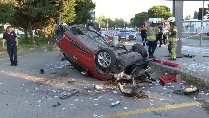 Kartal’da Direksiyon Hakimiyetini Kaybeden Otomobil Takla Attı: Sürücü Yaralı