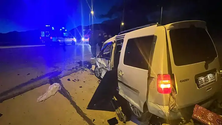 Kayseri’de Feci Kaza: Hafif Ticari Araç ile Otomobil Çarpıştı, 1 Ölü, 6 Yaralı