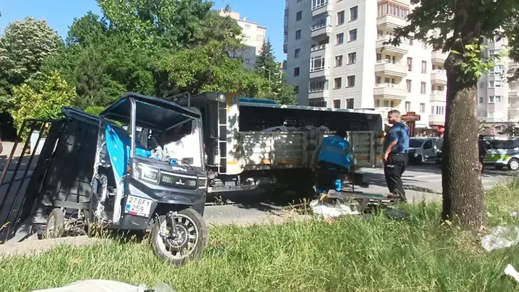 Kayseri’de Korkutan Kaza: Otomobil ile Elektrikli Bisiklet Çarpıştı, 5 Yaralı