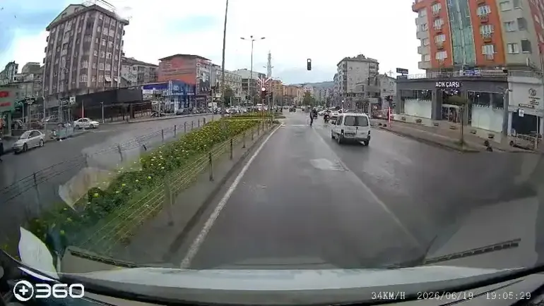 Kırmızı Işıkta Geçen Motosiklet Otomobile Çarptı: Kaza Anı Kamerada