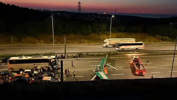 Kuzey Marmara Otoyolu'nda Damper Faciası: Devrilen Yön Tabelası Yolu Trafiğe Kapattı