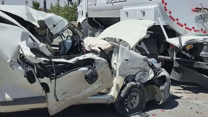Malatya'da Feci Kaza: Su Tankerine Arkadan Çarpan Sürücü Ağır Yaralandı