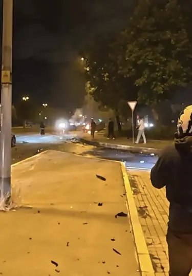 Maltepe’de Kavşakta Çarpışan Otomobil Alev Topuna Döndü: 3 Yaralı