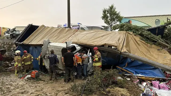 Manisa’da Feci Zincirleme Kaza: 2 Kişi Hayatını Kaybetti, 4 Kişi Yaralandı