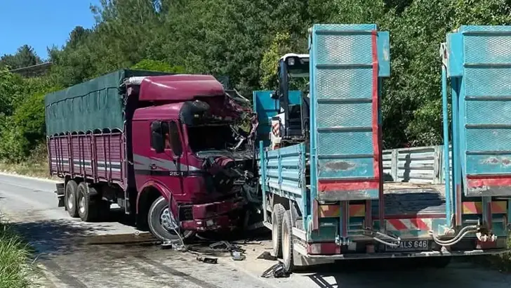 Manisa'da İki Kamyon Kafa Kafaya Çarpıştı: 2 Sürücü Hayatını Kaybetti, 1 Yaralı
