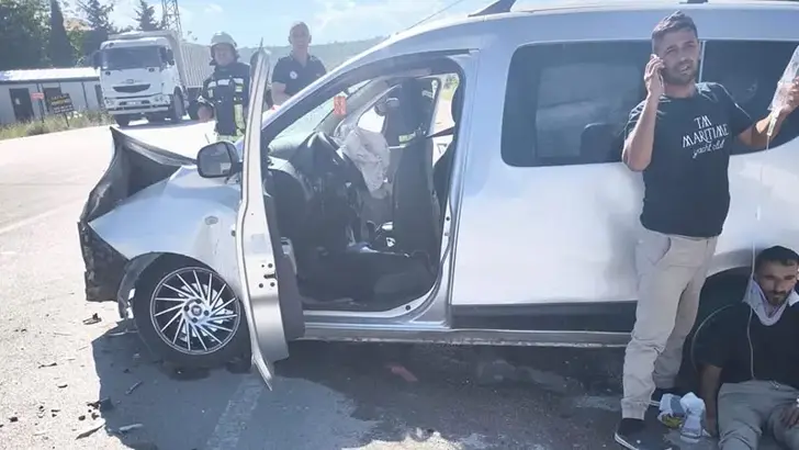 Mersin Erdemli'de Korkutan Kaza: Otomobil ile Hafif Ticari Araç Çarpıştı, 6 Yaralı