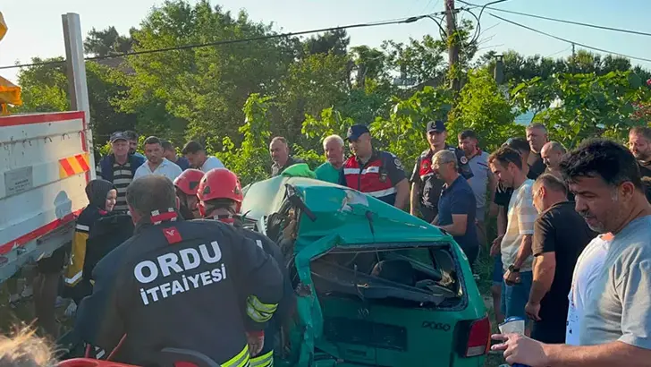 Ordu'da Kontrolden Çıkan Minibüs Park Halindeki Araçlara Çarptı: 1'i Ağır 3 Yaralı