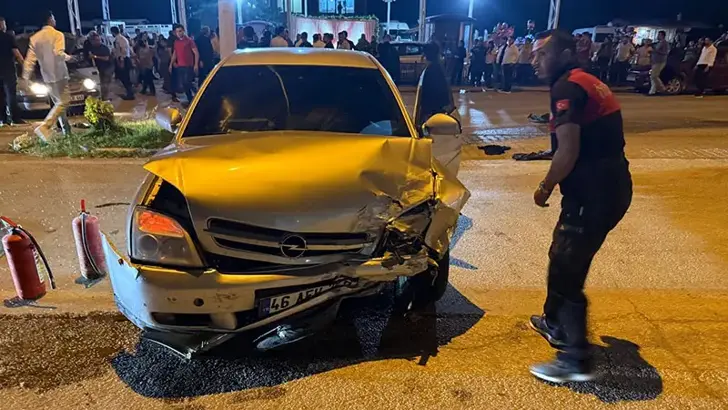 Osmaniye'de İki Otomobil Çarpıştı: Araçlarda Sıkışan 3 Kişi Yaralandı