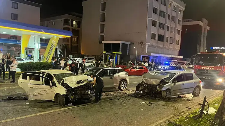Samsun'da Facianın Eşiğinden Dönüldü: Karşı Şeride Geçen Otomobil Zincirleme Kazaya Neden Oldu, 5 Yaralı