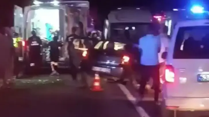 Şanlıurfa'da Feci Kaza: İki Otomobil Kafa Kafaya Çarpıştı, 2 Ölü, 8 Yaralı