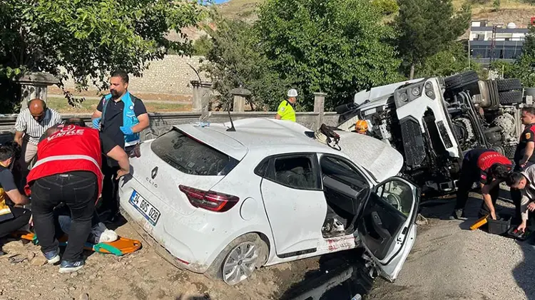Siirt'te Feci Kaza: TIR ile Otomobil Kafa Kafaya Çarpıştı, 1'i Ağır 4 Yaralı