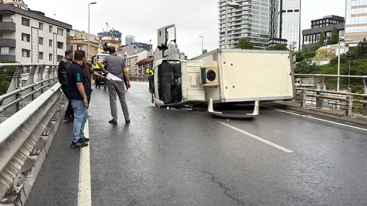 Şişli Bomonti Tünel Çıkışında Kamyonet Devrildi: Yol Trafiğe Kapandı