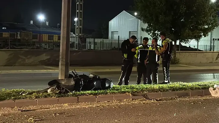 Sivas'ta Feci Kaza: Karşı Şeride Savrulan Motosikletlilere Otomobiller Çarptı