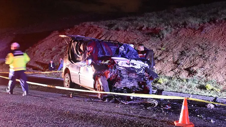 Sivas'ta Feci Kaza: Otomobil ile Hafif Ticari Araç Çarpıştı, 3 Ölü, 2 Yaralı