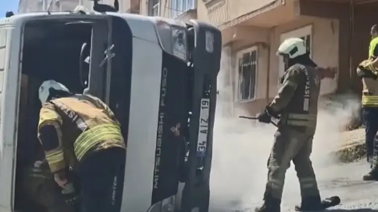 Sultangazi'de Freni Boşalan Kamyonet Park Halindeki Otomobilin Üzerine Devrildi