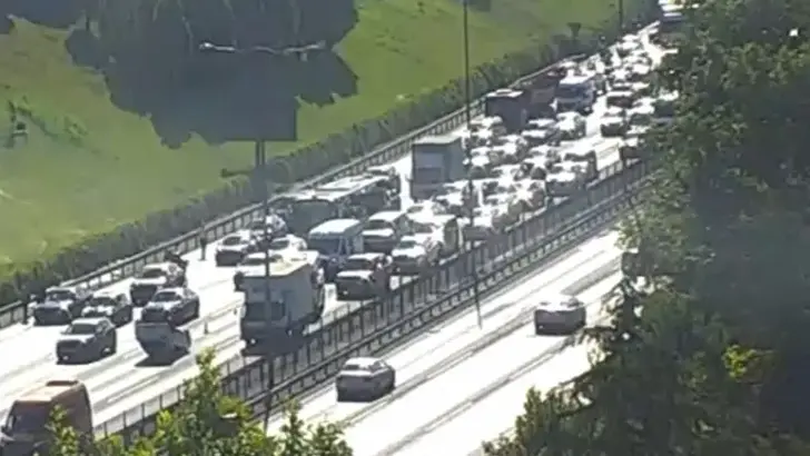 TEM Otoyolu'nda Korkutan Kaza: Otomobil Takla Attı, Trafik Felç Oldu
