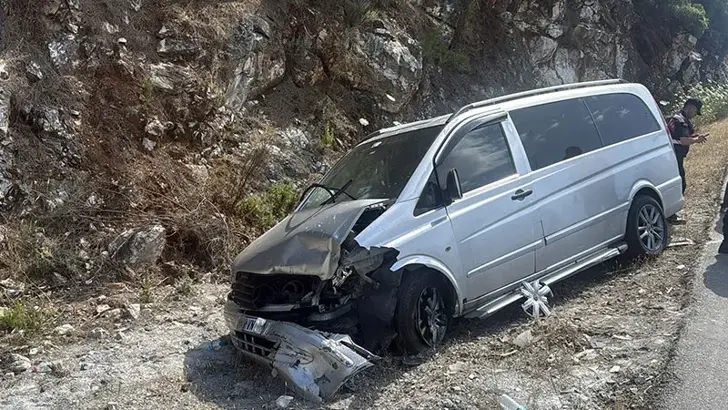 Viranşehir'de Katliam Gibi Kaza: Otomobil Kamyonun Altına Girdi, 2 Ölü, 1 Ağır Yaralı