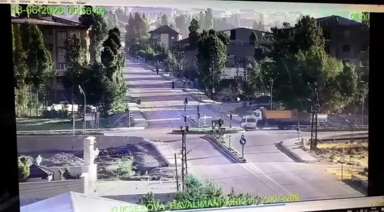 Yüksekova’da Feci Kaza: Minibüs ile Kamyon Çarpıştı, 3 Ölü, 2 Yaralı