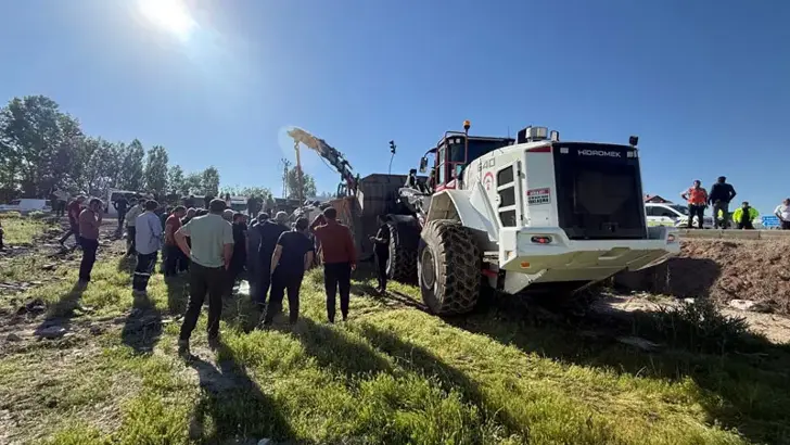 Yüksekova'yı Yasa Boğan Kaza: Minibüs ile Kamyon Çarpıştı, 3 Ölü, 2 Yaralı