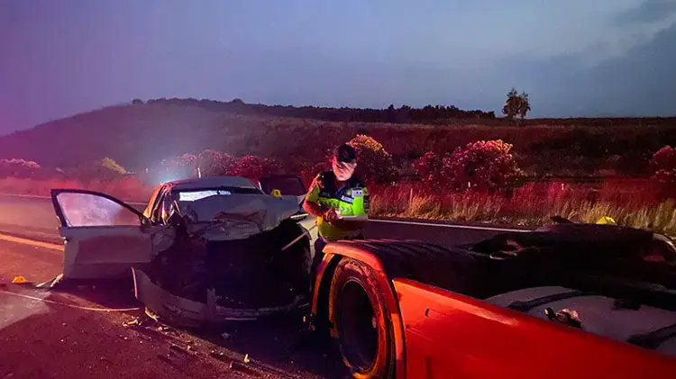 Adana'da Otoyol Dehşeti: Emniyet Şeridindeki TIR'a Çarpan Otomobilde 2 Ölü
