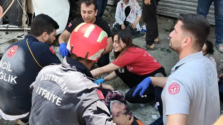 Adıyaman’da Hafif Ticari Araç Elektrik Direğine Çarptı: 9 Yaralı