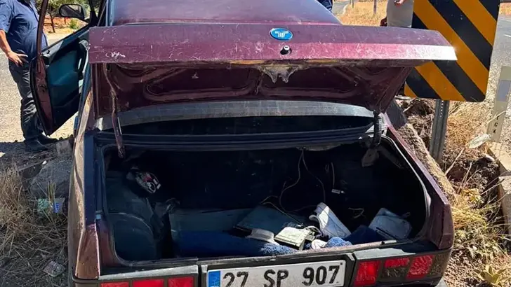 Adıyaman'da Korkutan Kaza: Kontrolden Çıkan Otomobil Refüje Çarptı, 3 Yaralı