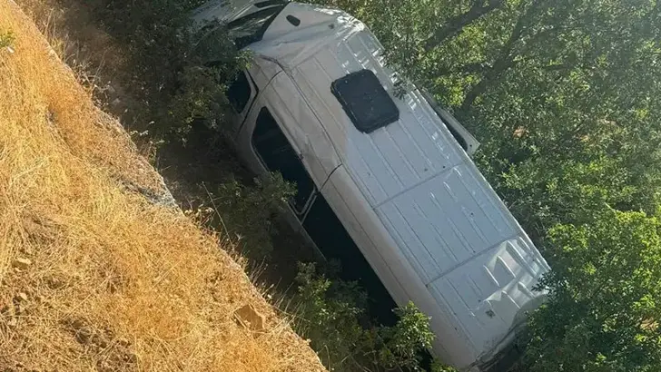 Adıyaman'da Turistleri Taşıyan Minibüs Şarampole Devrildi: 13 Yaralı