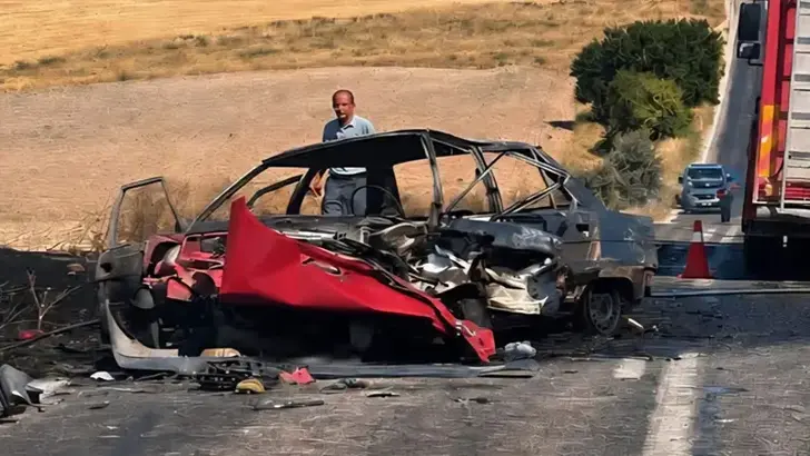 Afyonkarahisar'da Feci Kaza: Çarpışan Otomobillerden Biri Alev Aldı, 1 Ölü, 2 Yaralı