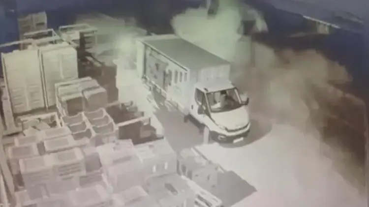 Afyonkarahisar'da Feci Kaza Kamerada: Traktöre ve Duvara Çarpan Kamyonette 1 Ölü, 3 Yaralı