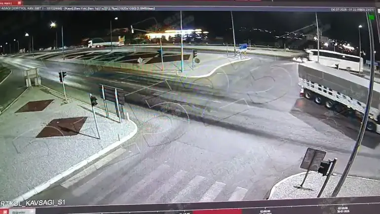 Afyonkarahisar'da Feci Kaza: Yolcu Otobüsü ile Otomobil Çarpıştı, 1 Ölü, 1 Ağır Yaralı