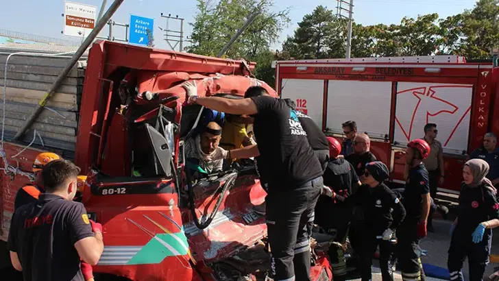 Aksaray'da Feci Kaza: Demir Yüklü Kamyonet Hafriyat Kamyonuna Ok Gibi Saplandı, 2 Ağır Yaralı
